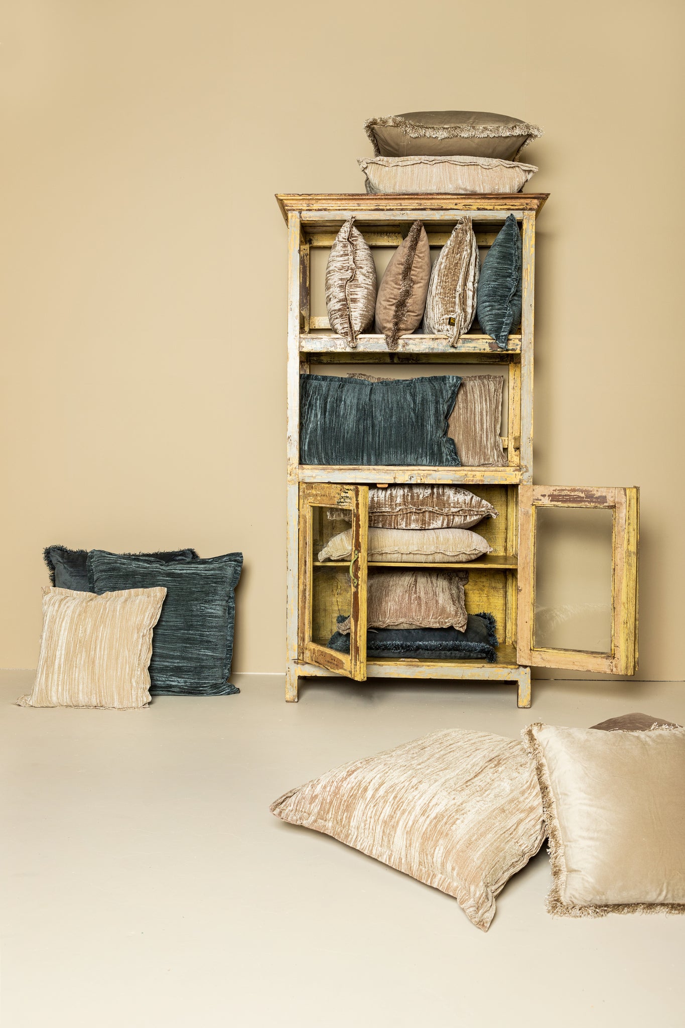 Nous Taupe Velvet Cushion With Fringes Square L (set of 2)